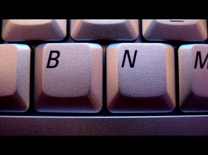 Con Blanco y negro escibimos y la piel se manifiesta.