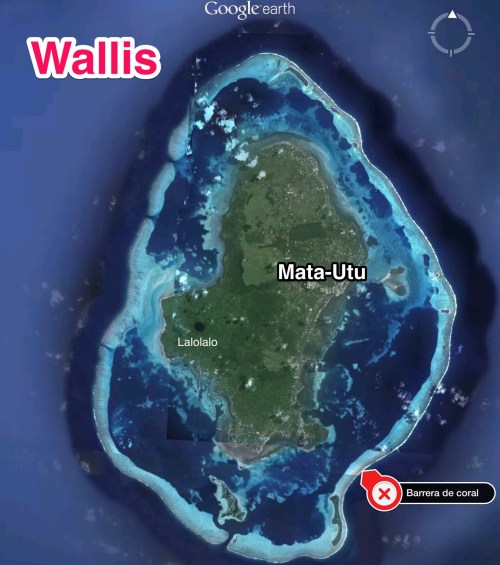 Isla de Wallis y su capital, Mata-Utu, con la barrera de coral. En oscuro Lalolalo, lago encráter volcánico.